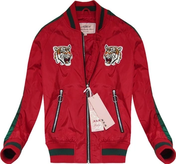 KURTKA BOMBERKA Z NASZYWKAMI CZERWONA (XW556X)