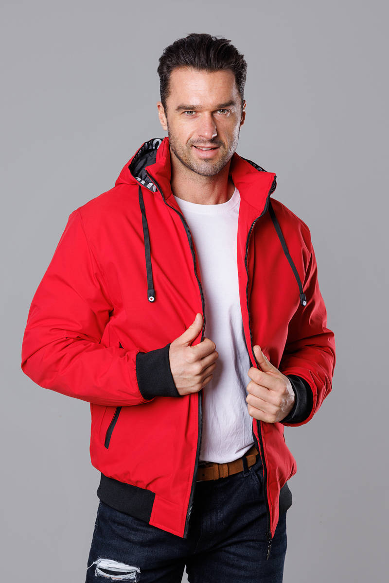 Sportowa kurtka męska z kapturem czerwona (5M3111-270)