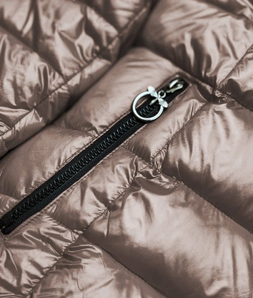 KRÓTKA DWUSTRONNA KURTKA DAMSKA ZIMOWA BRĄZOWO-CZARNA (B9580-10101)