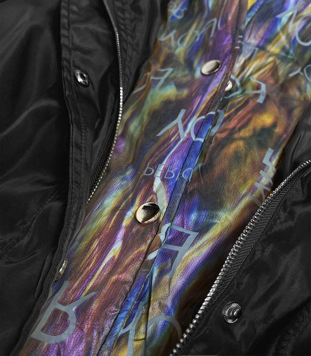 KURTKA DAMSKA Z OZDOBNYM KAPTUREM CZARNA/MULTIKOLOR (YR2022)