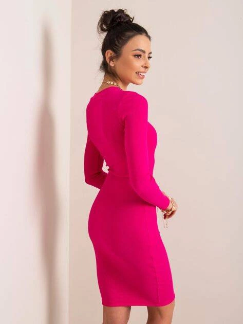 Dopasowana sukienka w prążki z okrągłym dekoltem fuksja (5131-08)