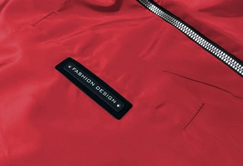 Cienka kurtka damska z ozdobną lamówką czerwona (B8145-4)