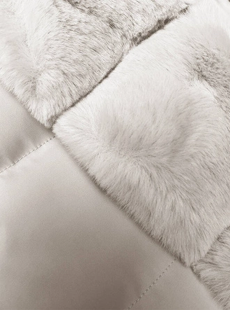 Zimowa kurtka damska z ozdobnym futrem ecru (5M3158-254)