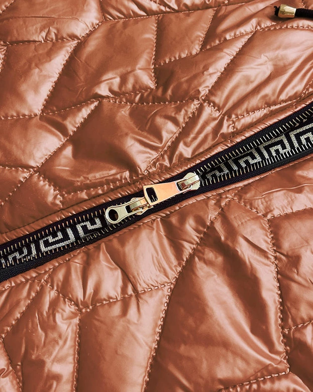 Kurtka damska z ozdobnym pikowaniem karmelowa (br8101-14)