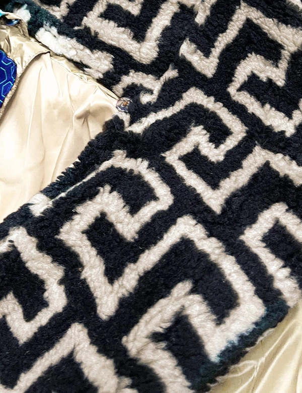 Lekka kurtka damska zimowa z ocieplanym kapturem ecru (omdl-019)