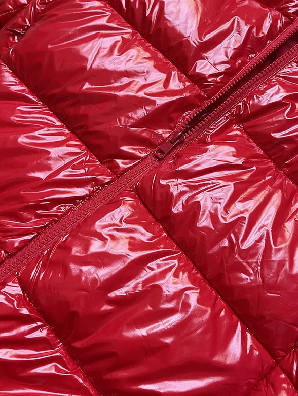 Lakierowana pikowana kurtka damska czerwona (7693)