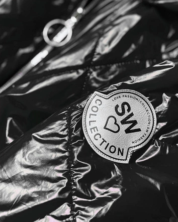 BŁYSZCZĄCA KURTKA DAMSKA ZE ŚCIĄGACZAMI CZARNA (B9792-1)