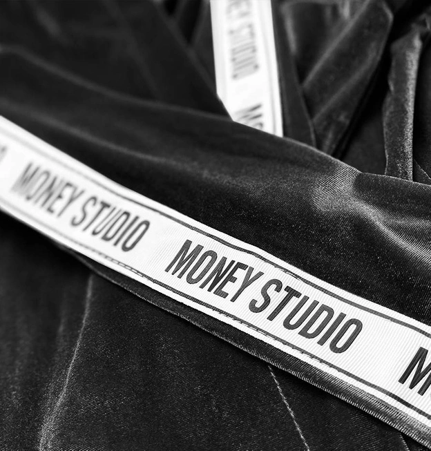 WELUROWA NARZUTKA DAMSKA Z KAPTUREM CZARNA (734ART)