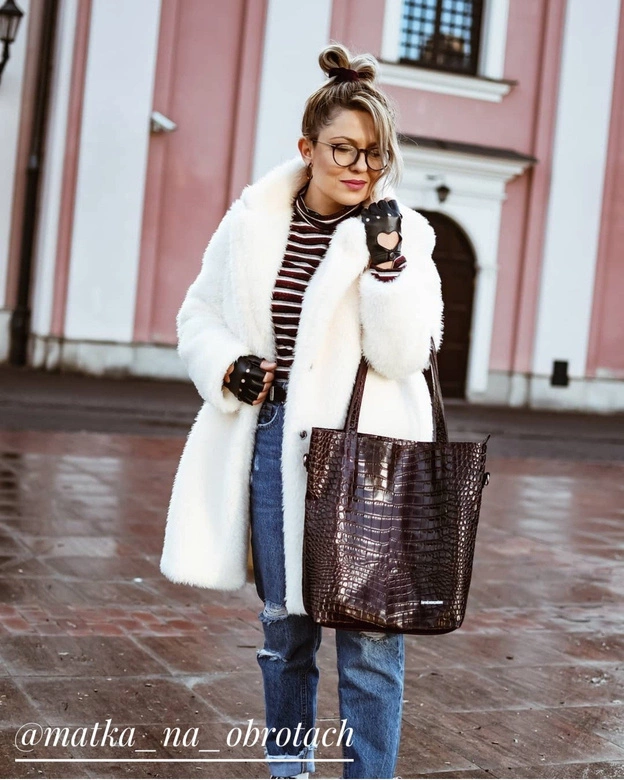 FUTRZANY ZIMOWY DAMSKI PŁASZCZ Z KIESZENIAMI ECRU (461ART)