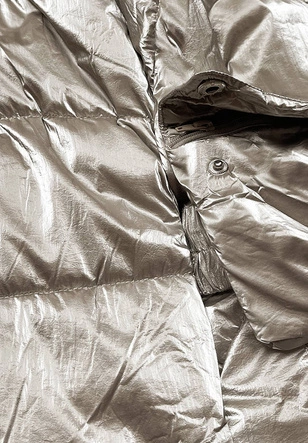 Długa błyszcząca kurtka zimowa damska beżowa (775)