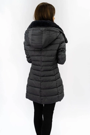 DŁUGA KURTKA DAMSKA ZIMOWA Z KAPTUREM CZARNA (B1068-30)