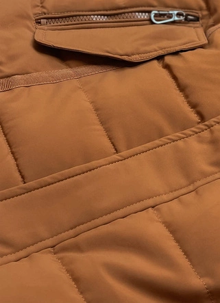 Asymetryczna kurtka zimowa damska karmelowa (m-21301)