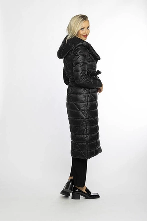 Pikowany płaszcz z kapturem czarny (AG1-J9069)