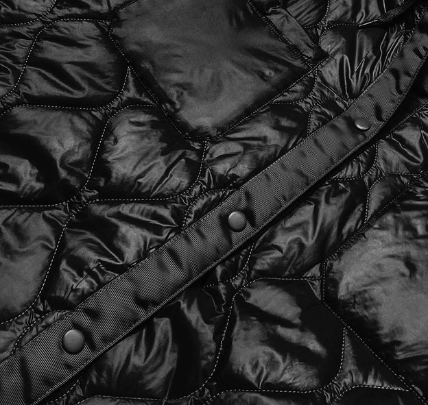 Oversizowa pikowana kurtka damska z kapturem czarna (ag5-010)