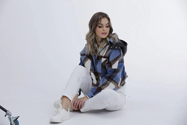 Krótka kurtka koszulowa w kratę niebieska (AG3-1839)