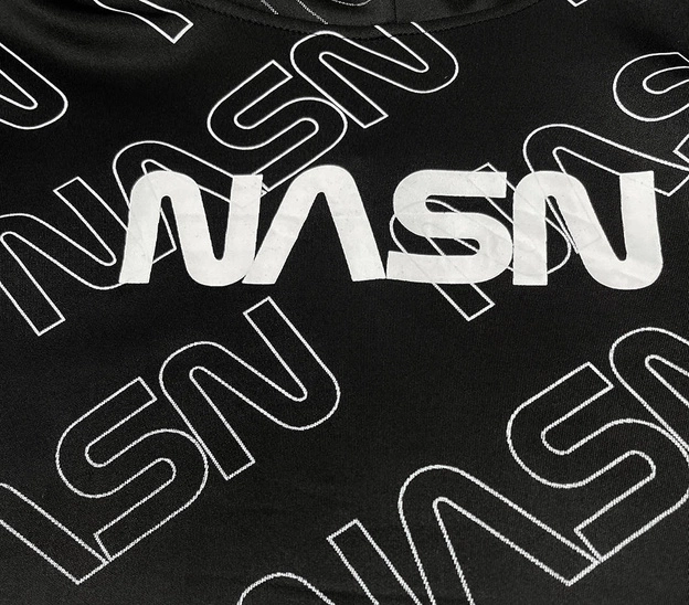 Męska bluza kangurka z nadrukiem czarna (8B991-3)