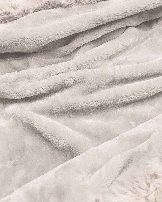 Damska kurtka jeansowa na futrzanej podszewce niebieski-ecru (B8068-50046)