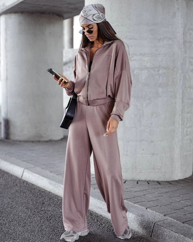 Komplet damski szerokie spodnie i bluza ze stójką cappuccino (821109)