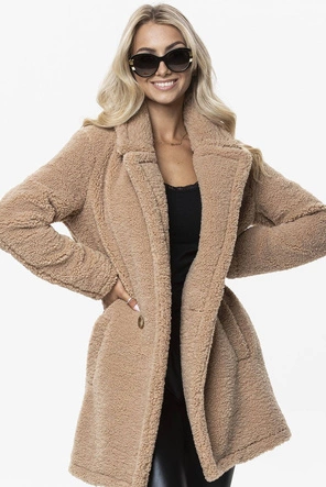 PLUSZOWY DAMSKI PŁASZCZ Z KIESZENIAMI BEŻOWY (9343)