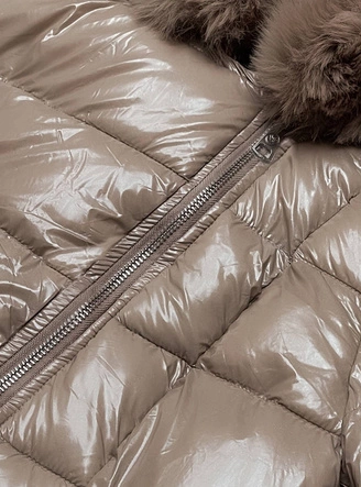 Pikowana kurtka zimowa damska obszyta futrem beżowa (1209)