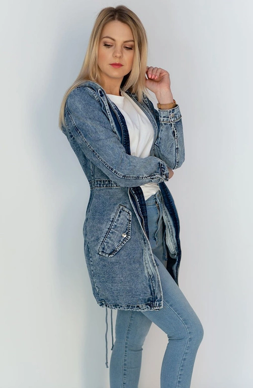 Długa jeansowa damska kurtka z kapturem niebieska (c122)