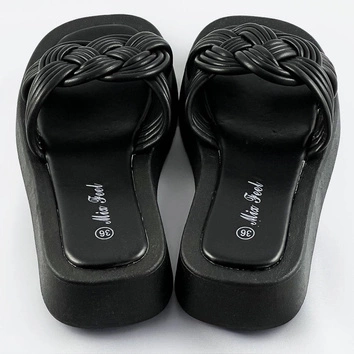 Damskie klapki na płaskiej podeszwie czarne (cm-49)