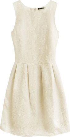 ROZKLOSZOWANA SUKIENKA W TŁOCZONE WZORY BEŻOWA (0820)