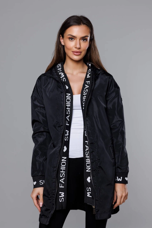Cienka kurtka damska z ozdobną lamówką czarna (B8145-1)