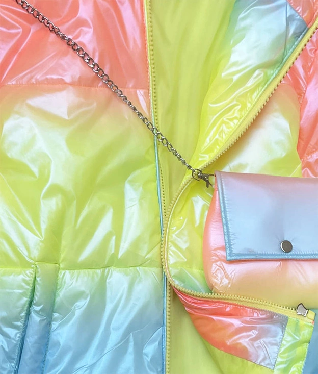 OPALIZUJĄCA DAMSKA KURTKA Z TOREBKĄ RAINBOW (AG3-07)