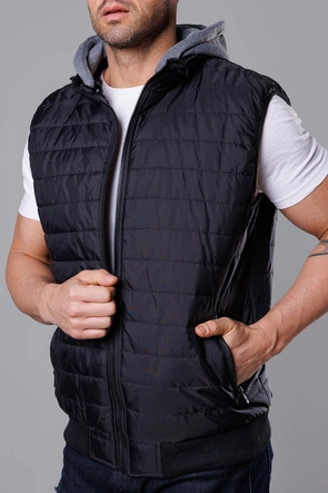 Pikowany bezrękawnik męski z kapturem czarny (8M983-392)