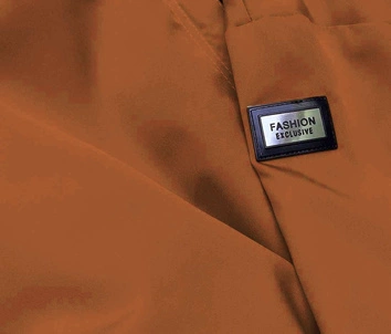 Cienka kurtka damska z ozdobną lamówką karmelowa (B8106-22)