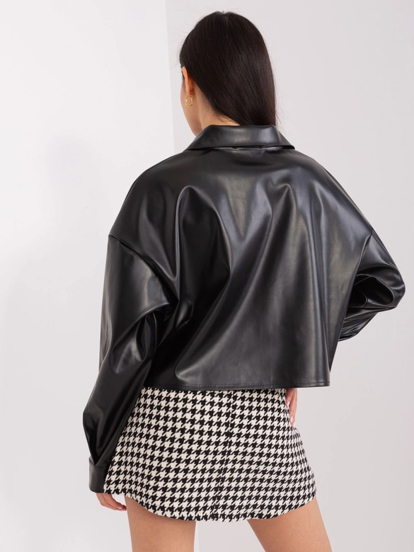 Krótka kurtka damska z imitacji skóry czarna (508543)