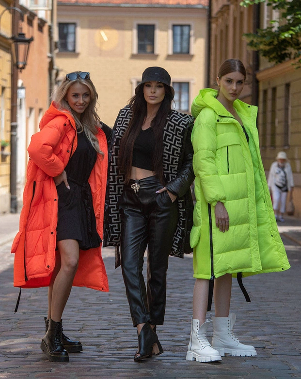 Długa kurtka zimowa z łączonych materiałów neonowo żółta (jin-210)