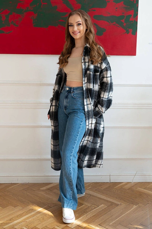 Koszulowy damski płaszcz w kratę czarno-biały (8424)