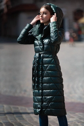 Pikowany płaszcz z wysoką stójką i kapturem butelkowa zieleń (J9-069)