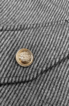 Krótka kurtka w prążki z ozdobnymi guzikami szara (244002)