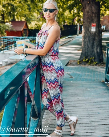 DŁUGI WZORZYSTY KOMBINEZON BEŻOWO-RÓŻOWY (9687)