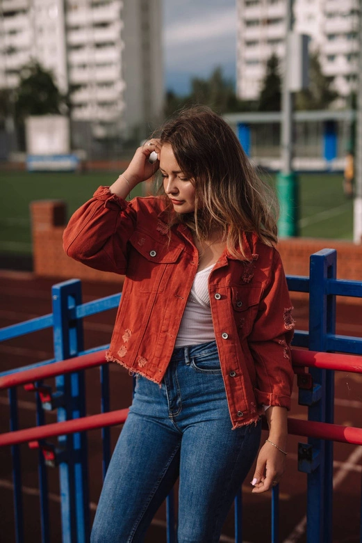 KRÓTKA DAMSKA KURTKA JEANSOWA CEGLANA (621ART)