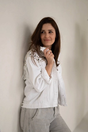 JEANSOWA KURTKA DAMSKA Z DŻETAMI I FRĘDZLAMI BIAŁA (A8306)