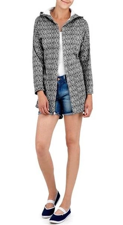 NARZUTKA Z KAPTUREM W DROBNE ROMBY CZARNA (8023)