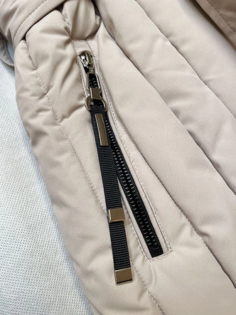 Damska kurtka zimowa z ozdobnym pikowaniem S'west jasnobeżowa (B8307-46)