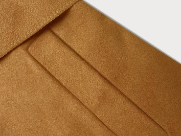 Minimalistyczny krótki płaszcz damski musztardowy (758ART)