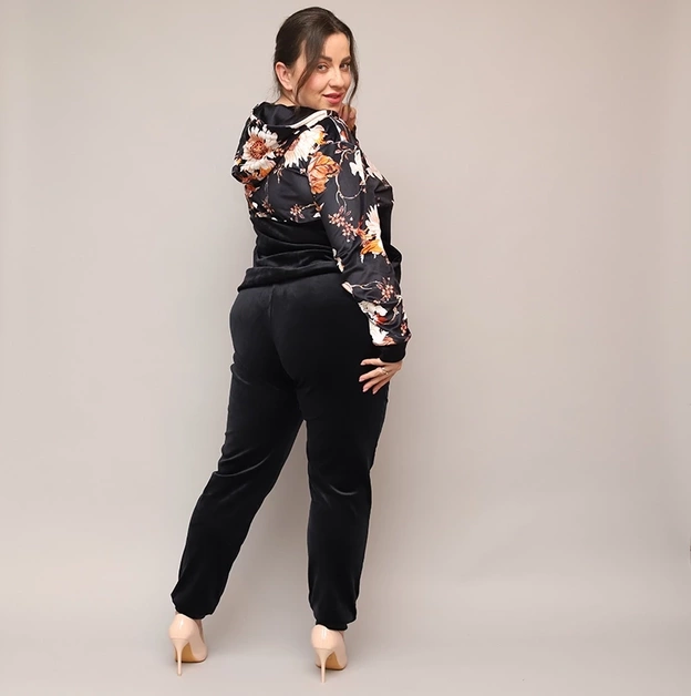 Welurowy komplet damski w kwiaty czarny (8228)