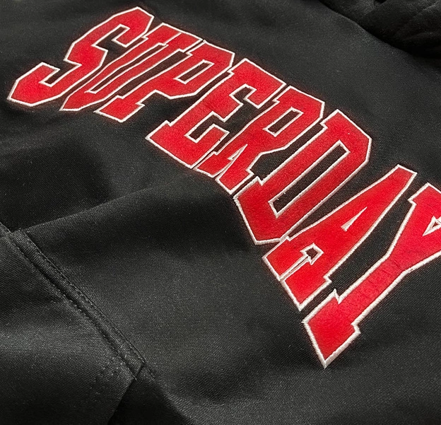 Krótka bluza damska z napisami czarna (26014)