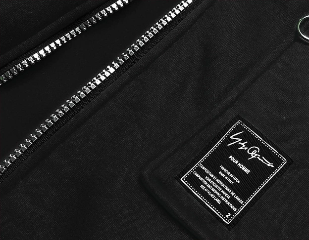 Prosta bluza damska z ozdobnym suwakiem czarna (AMG-37)