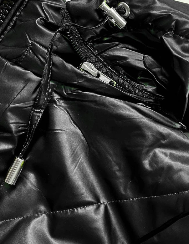 Krótka błyszcząca kurtka damska czarna (w586)