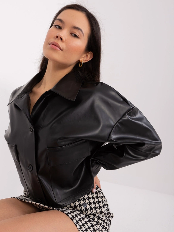 Krótka kurtka damska z imitacji skóry czarna (508543)