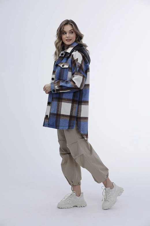 Damska kurtka koszulowa w kratę niebieska (AG3-1813)