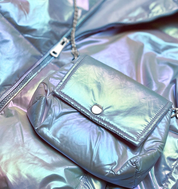 Opalizująca damska kurtka z torebką niebieska (ag3-07)