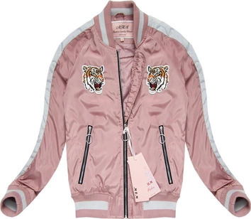 KURTKA BOMBERKA Z NASZYWKAMI RÓŻOWA (XW556X)